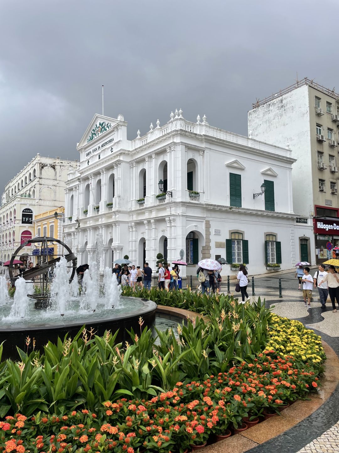 Macao-Macau 1 day tour guide, take the fortune car to the Grand Lisboa Casino, stay at MGM Hotel