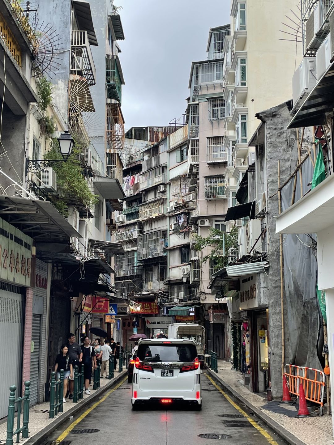 Macao-Macau 1 day tour guide, take the fortune car to the Grand Lisboa Casino, stay at MGM Hotel