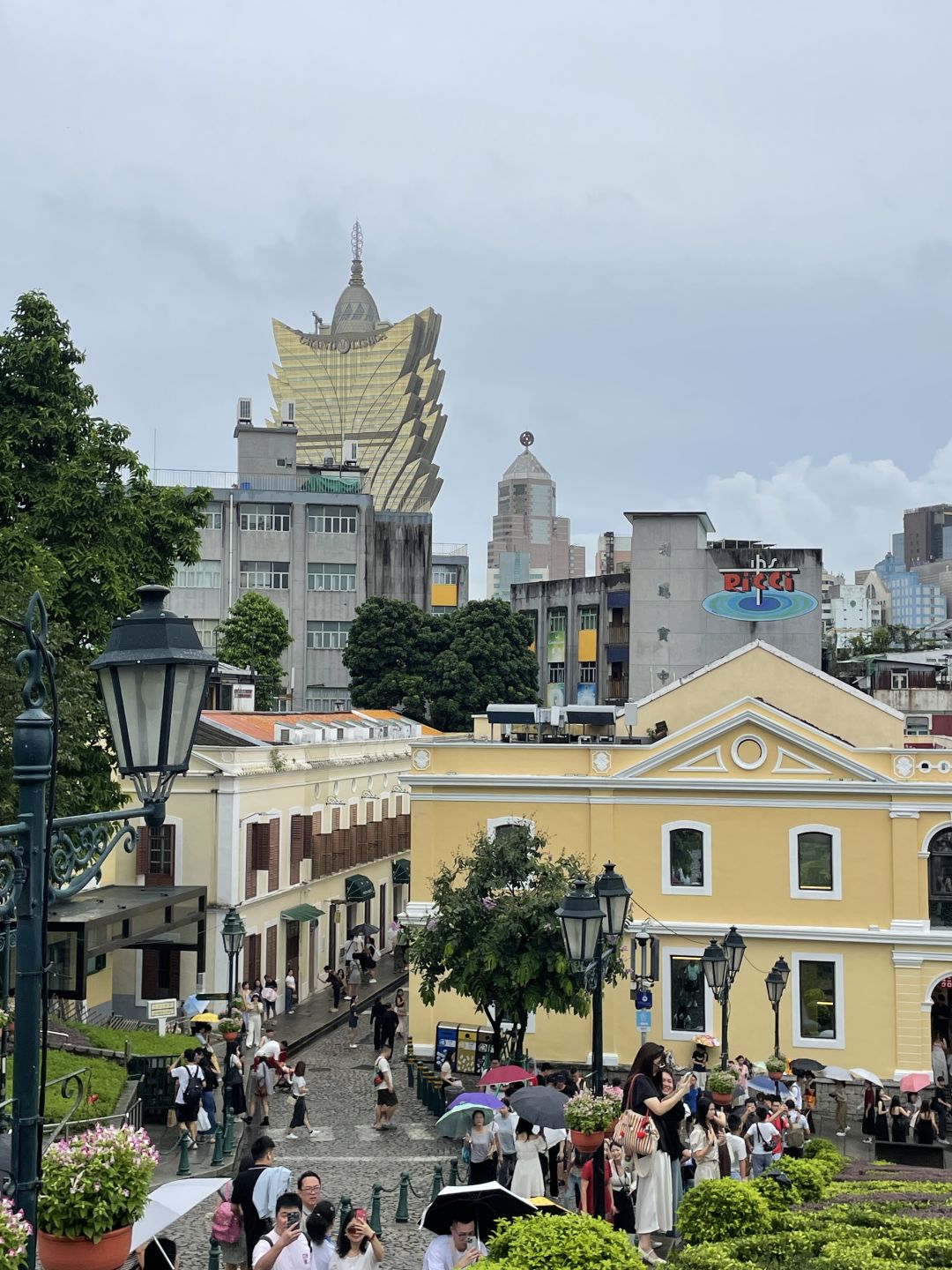 Macao-Macau 1 day tour guide, take the fortune car to the Grand Lisboa Casino, stay at MGM Hotel