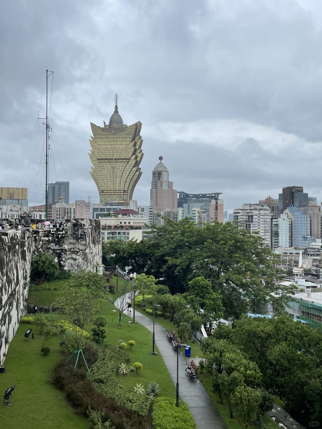 Macao-Macau 1 day tour guide, take the fortune car to the Grand Lisboa Casino, stay at MGM Hotel