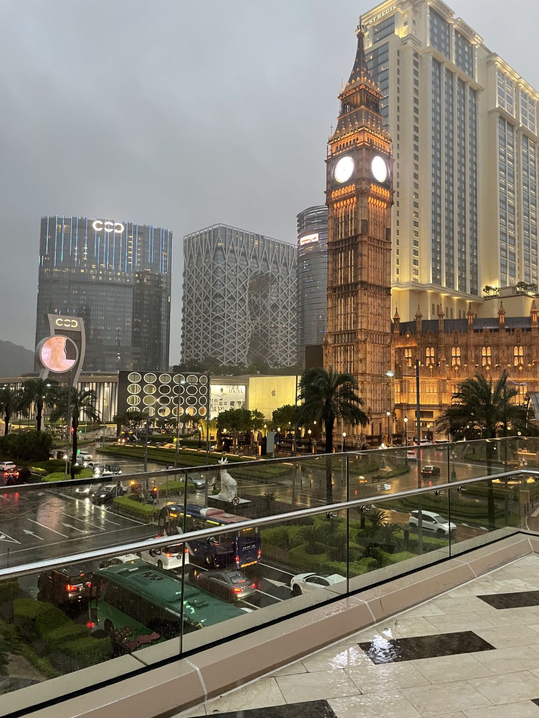 Macao-Macau 1 day tour guide, take the fortune car to the Grand Lisboa Casino, stay at MGM Hotel