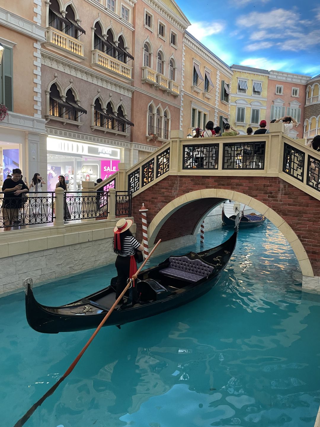 Macao-Macau 1 day tour guide, take the fortune car to the Grand Lisboa Casino, stay at MGM Hotel