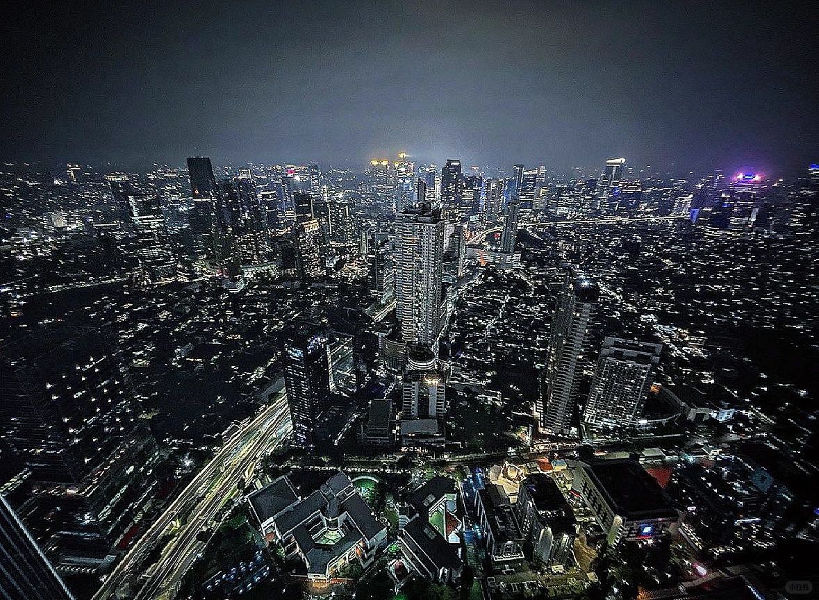 Jakarta-Highest point of nightlife in Jakarta, Indonesia, Henshin open-air bar on the 67th floor
