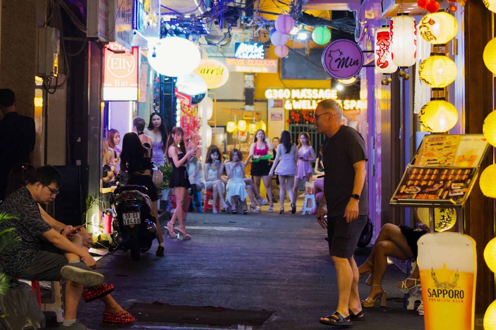 Ho Chi Minh-Ho Chi Minh City's Japanese Bar Street is full of lewd and pornographic atmosphere