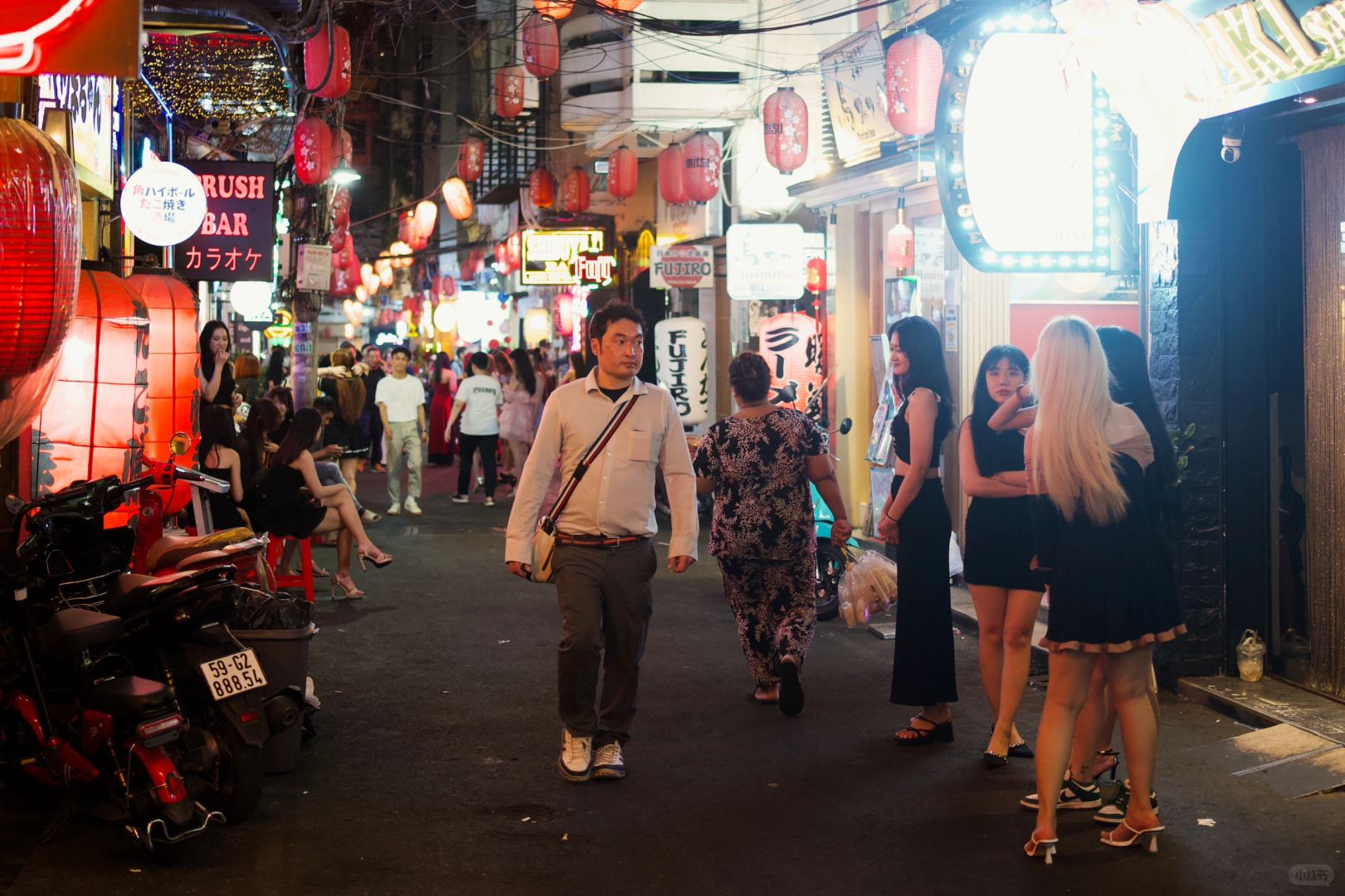 Ho Chi Minh-Ho Chi Minh City's Japanese Bar Street is full of lewd and pornographic atmosphere