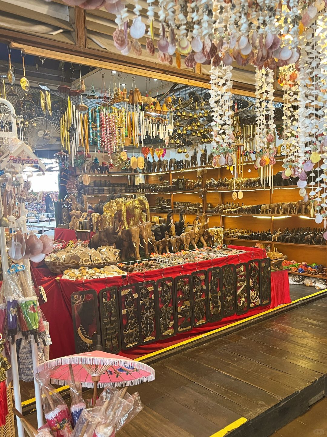 Pattaya-Pattaya Sifang Floating Market, there are many Thai handicrafts and Thai special snacks