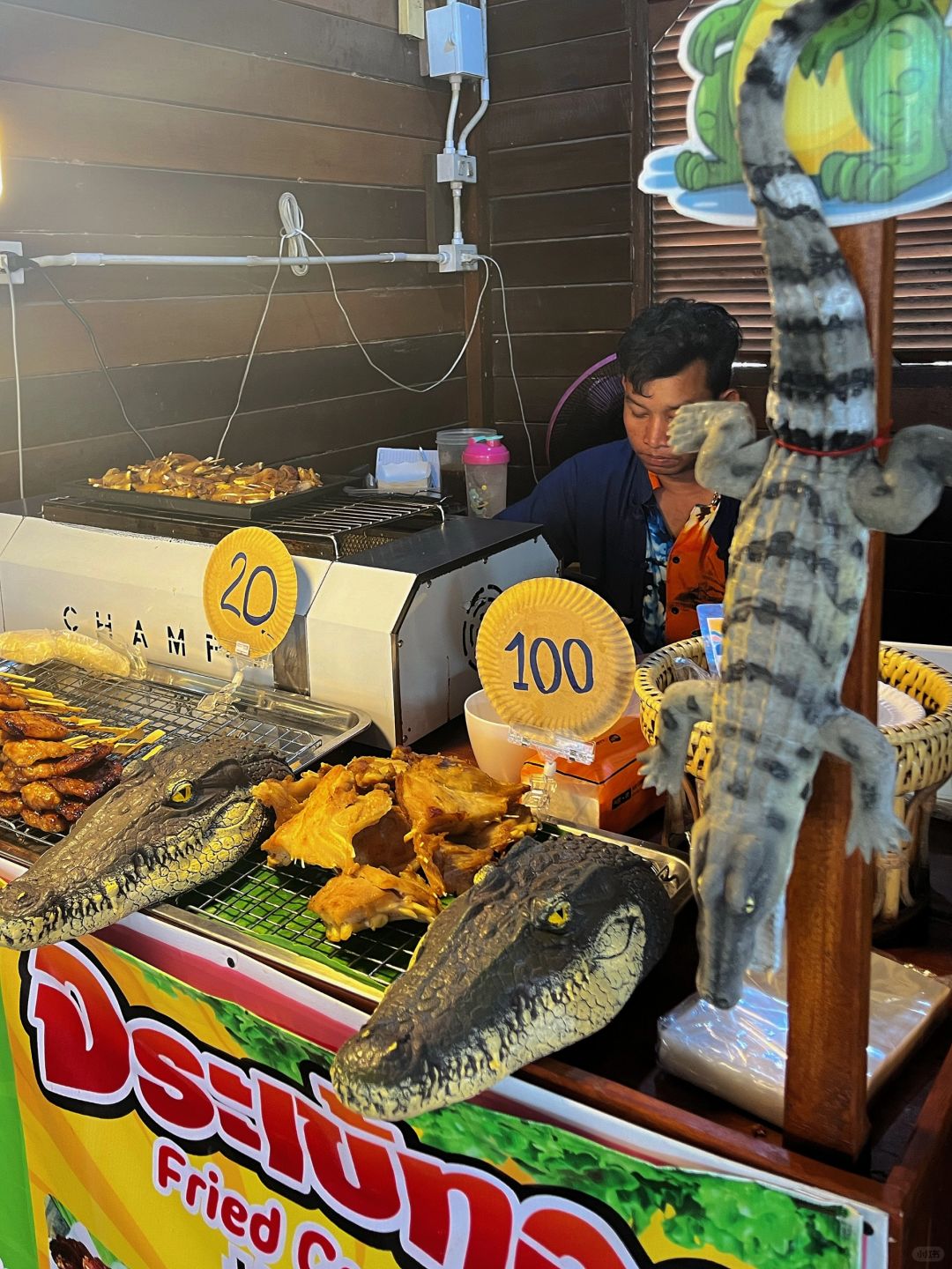 Pattaya-Pattaya Sifang Floating Market, there are many Thai handicrafts and Thai special snacks