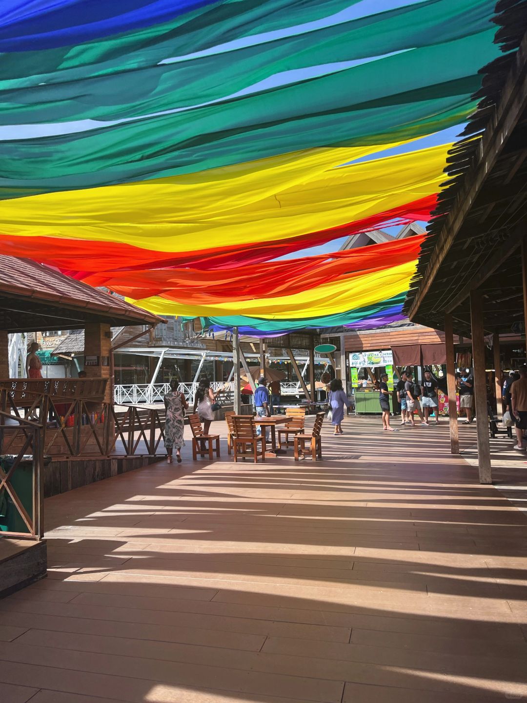 Pattaya-Pattaya Sifang Floating Market, there are many Thai handicrafts and Thai special snacks