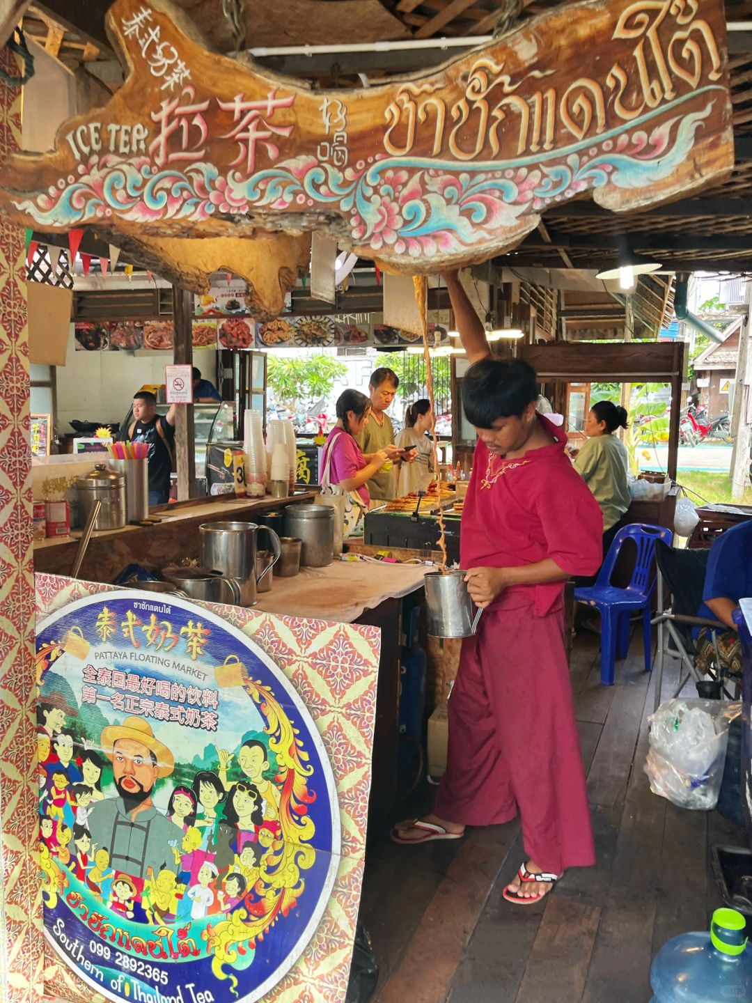 Pattaya-Pattaya Sifang Floating Market, there are many Thai handicrafts and Thai special snacks