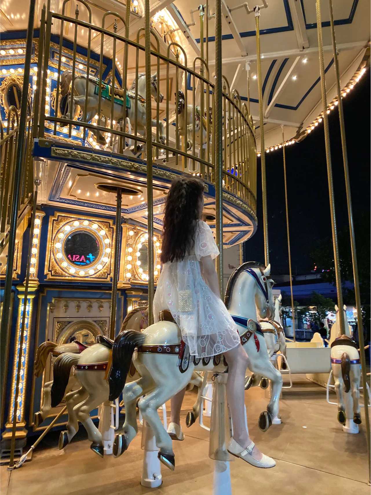 Bangkok-Bangkok Asiatique The Riverfront Ferris wheel night market and carousel, the riverside bar street is very lively