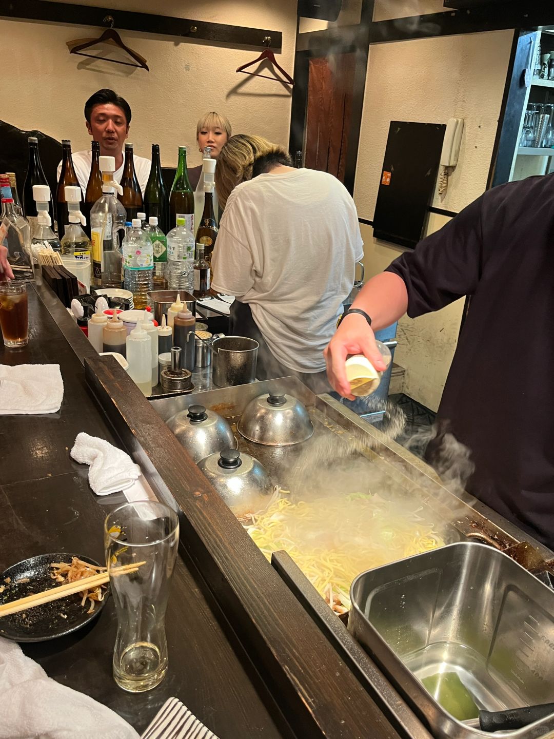 Osaka-Osaka Teppanyaki restaurant Doraju, the aroma of food fills the warm light of the store