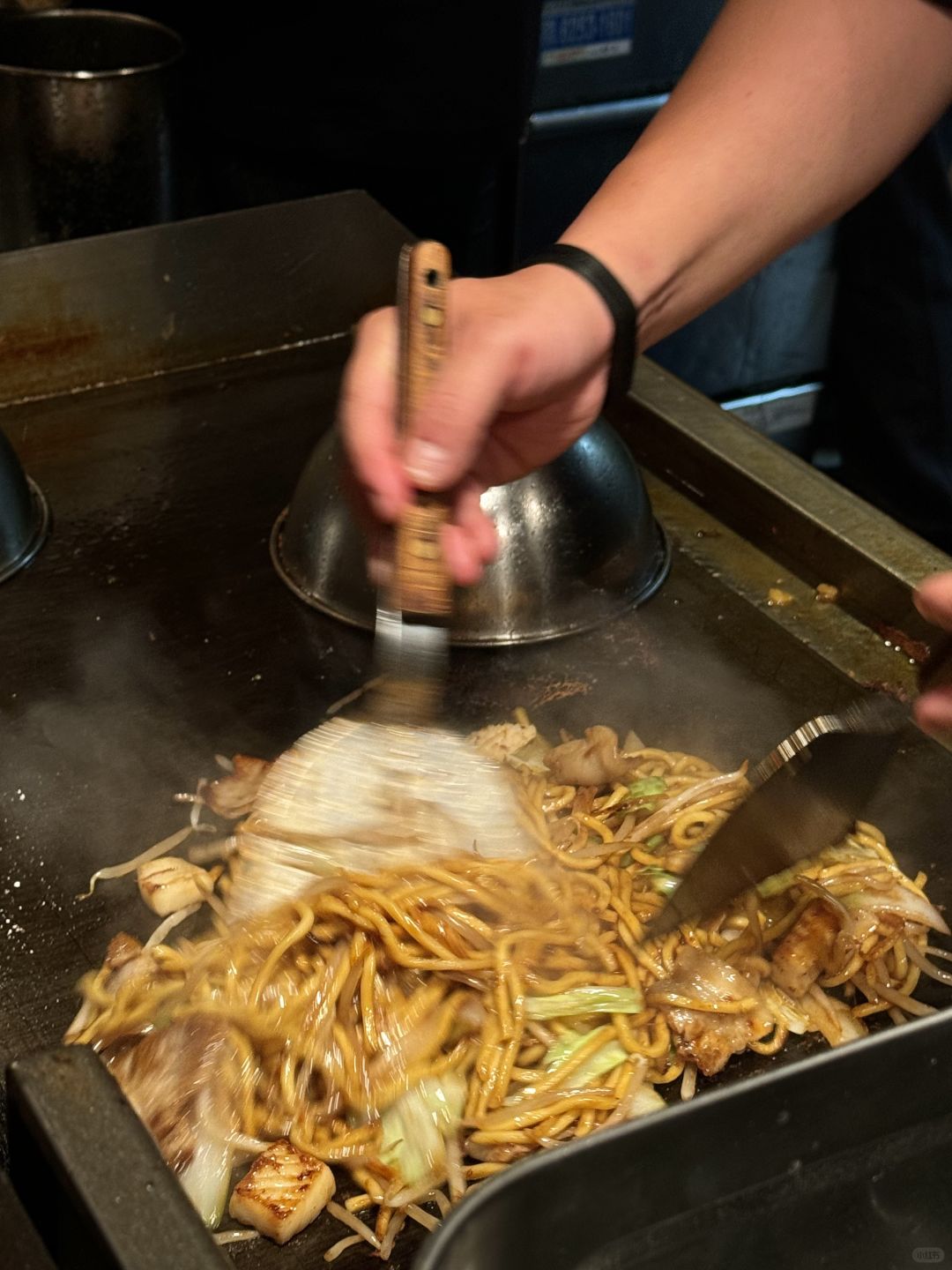 Osaka-Osaka Teppanyaki restaurant Doraju, the aroma of food fills the warm light of the store