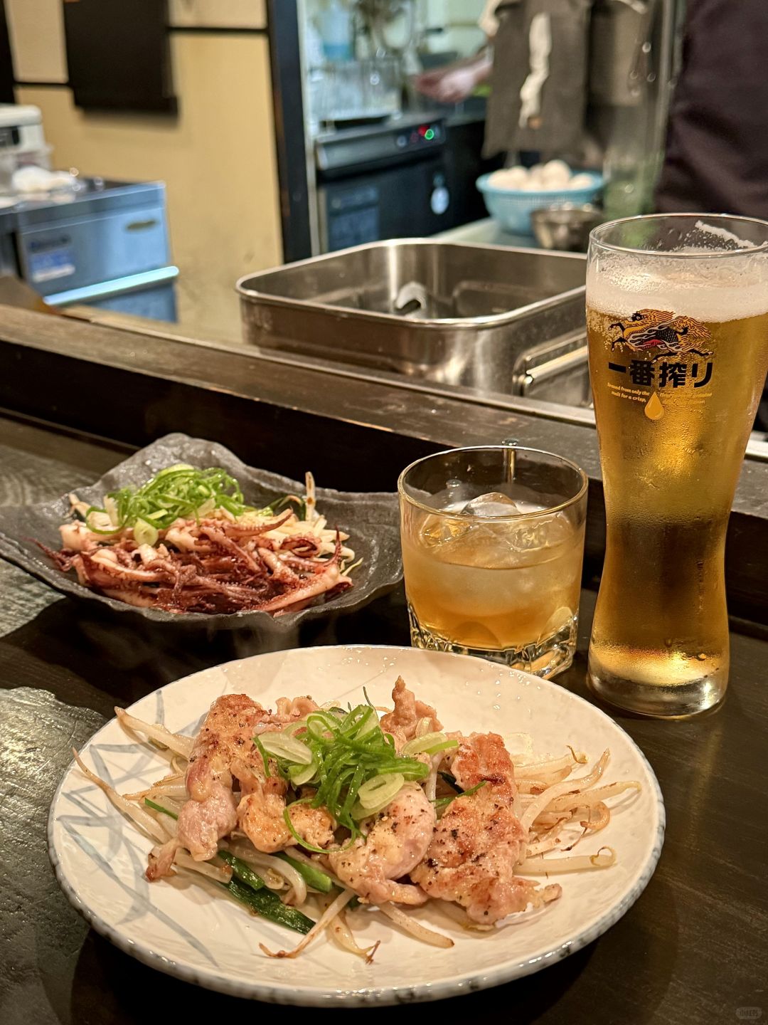 Osaka-Osaka Teppanyaki restaurant Doraju, the aroma of food fills the warm light of the store