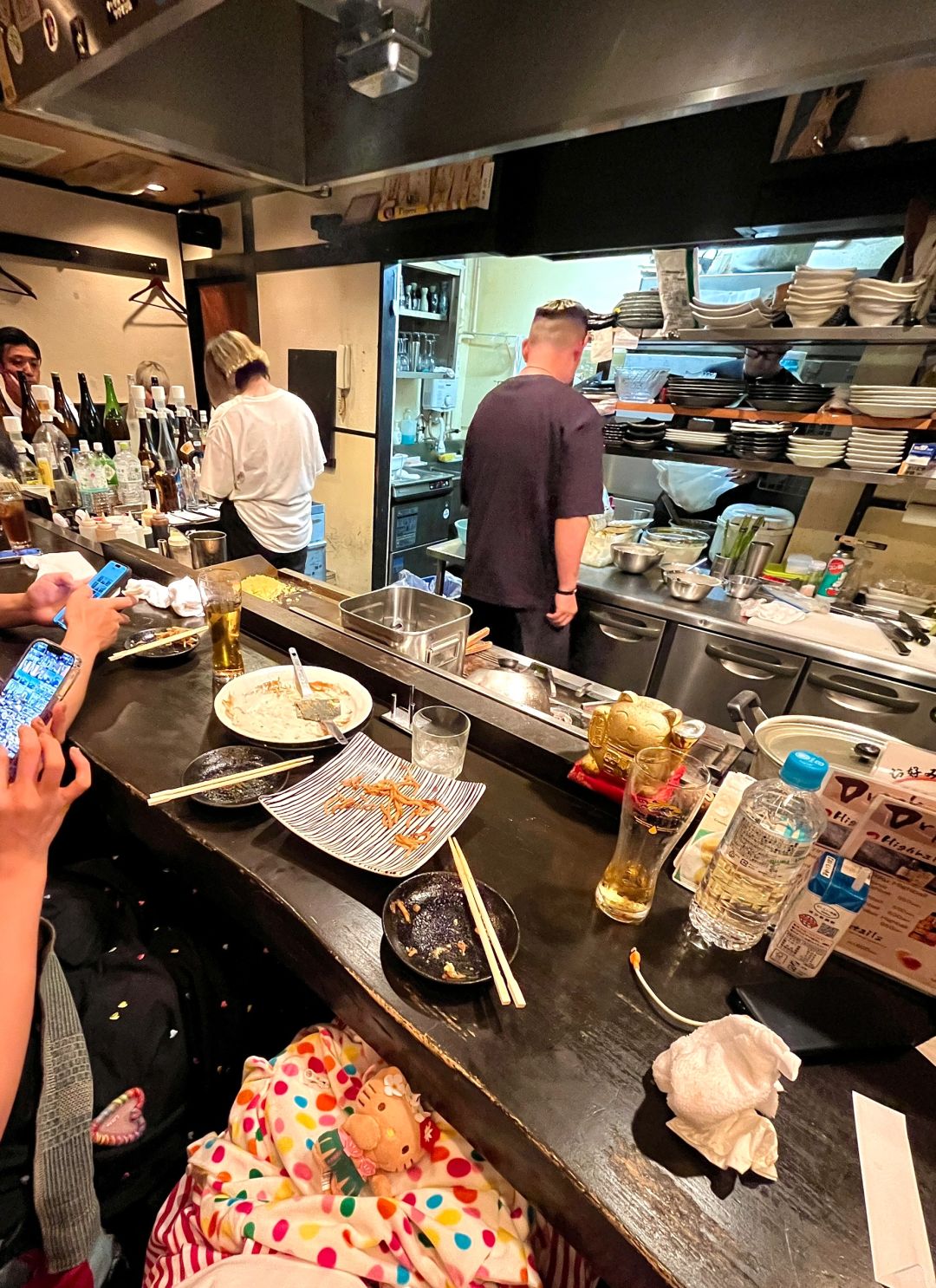Osaka-Osaka Teppanyaki restaurant Doraju, the aroma of food fills the warm light of the store