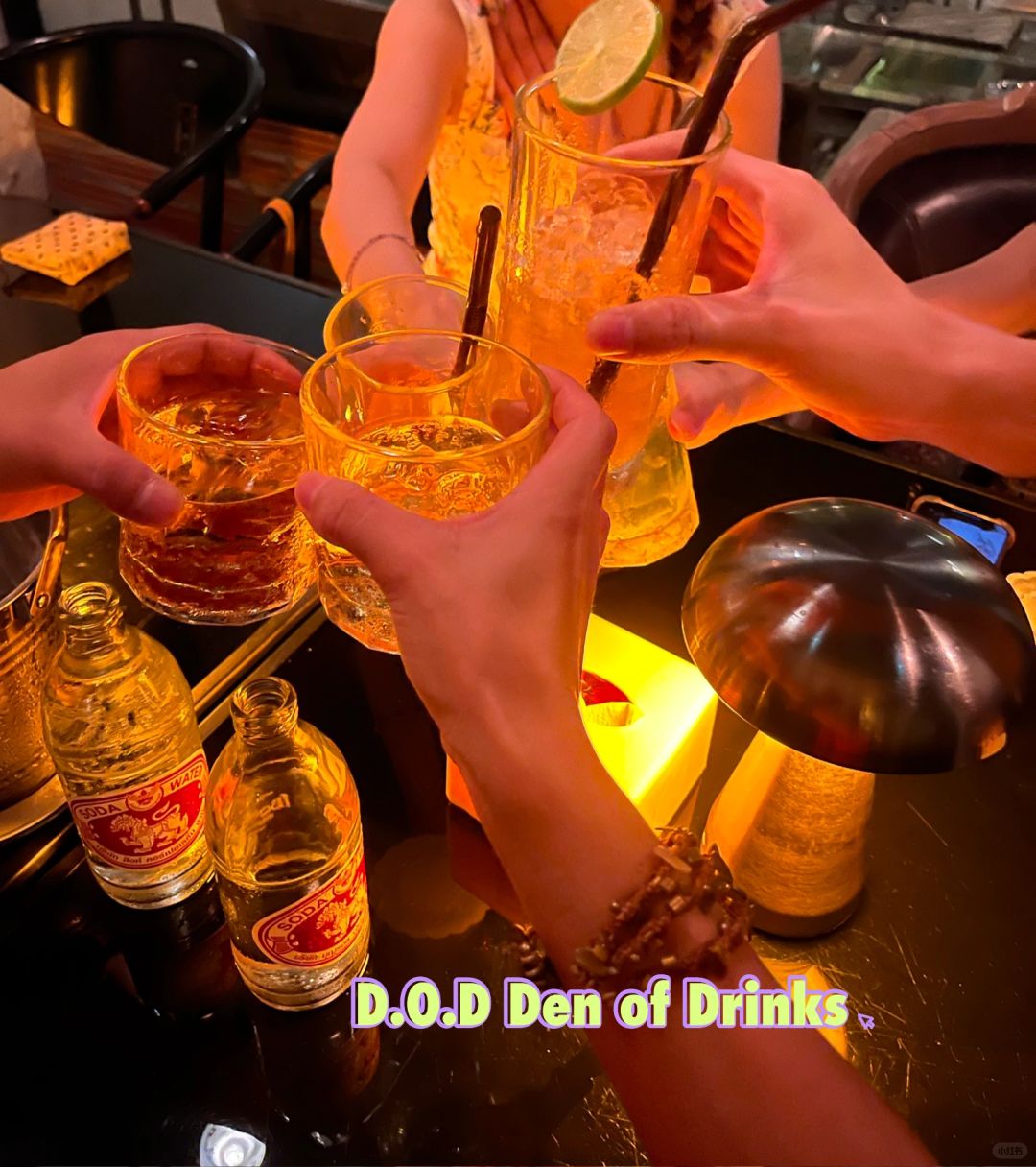 Chiang Mai-Zoe in Yellow, Warm Up Cafe and Ram Bar Chiangmai. Enjoy a transvestite show at Chiang Mai bars