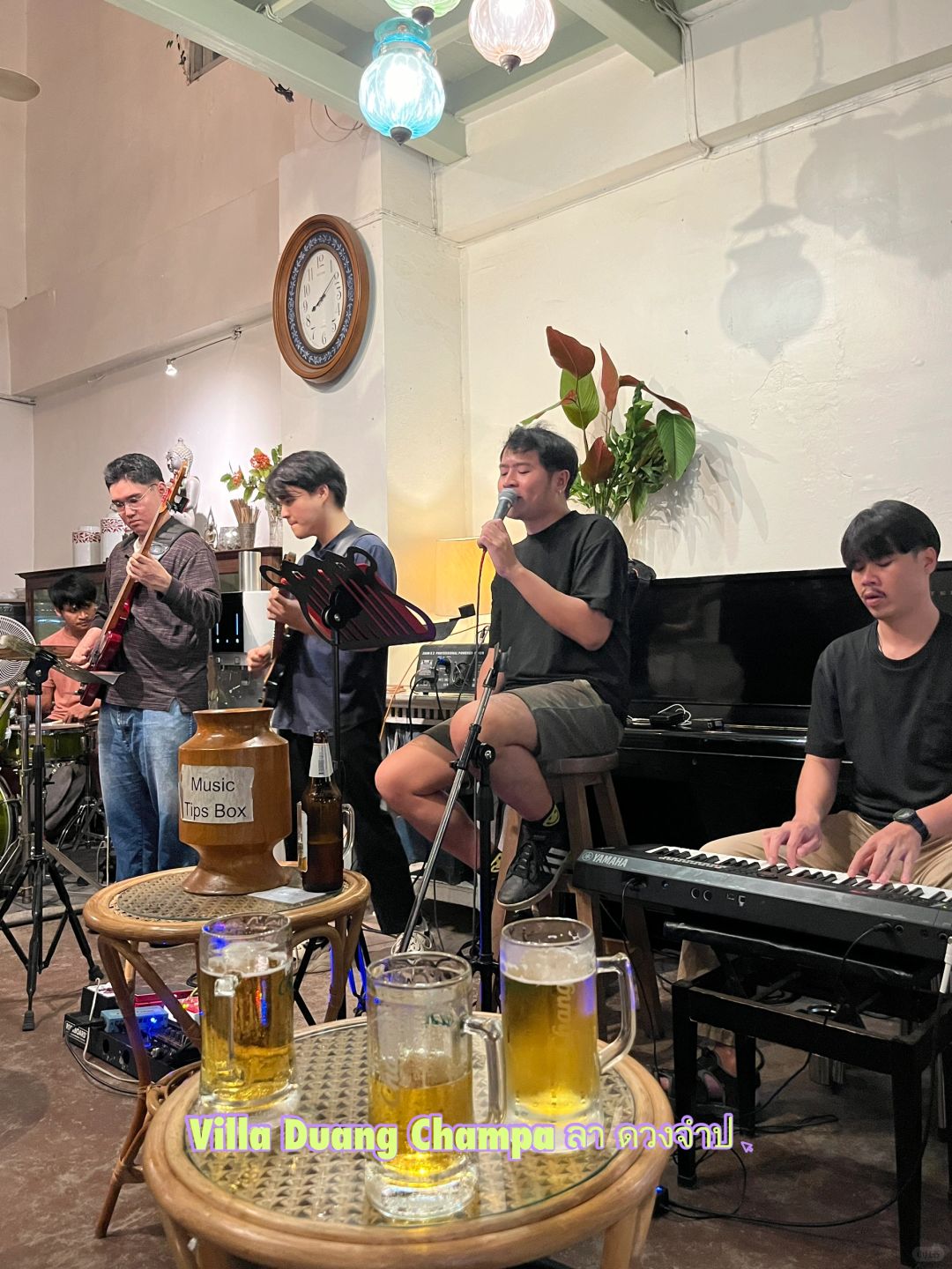 Chiang Mai-Zoe in Yellow, Warm Up Cafe and Ram Bar Chiangmai. Enjoy a transvestite show at Chiang Mai bars