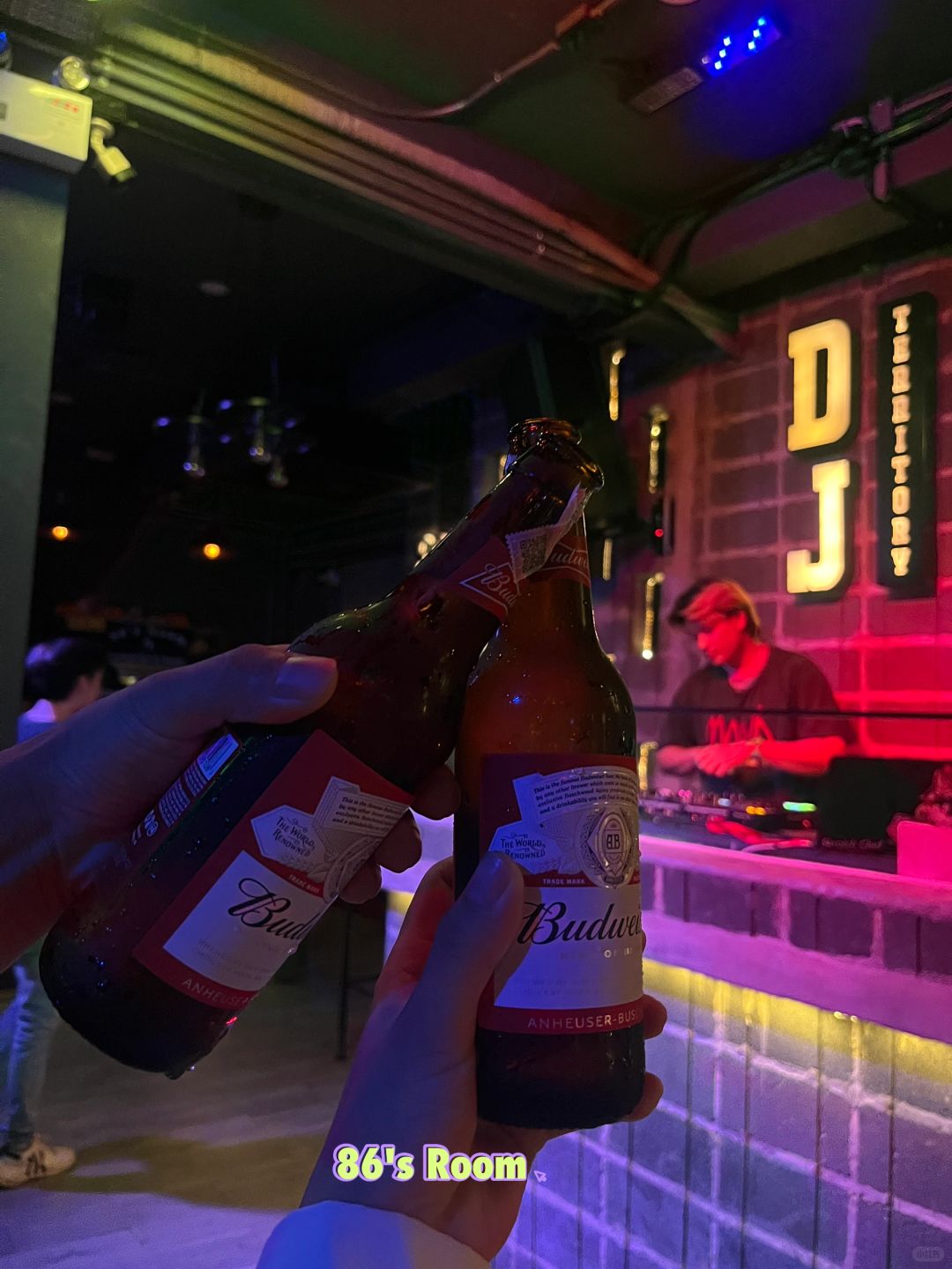 Chiang Mai-Zoe in Yellow, Warm Up Cafe and Ram Bar Chiangmai. Enjoy a transvestite show at Chiang Mai bars