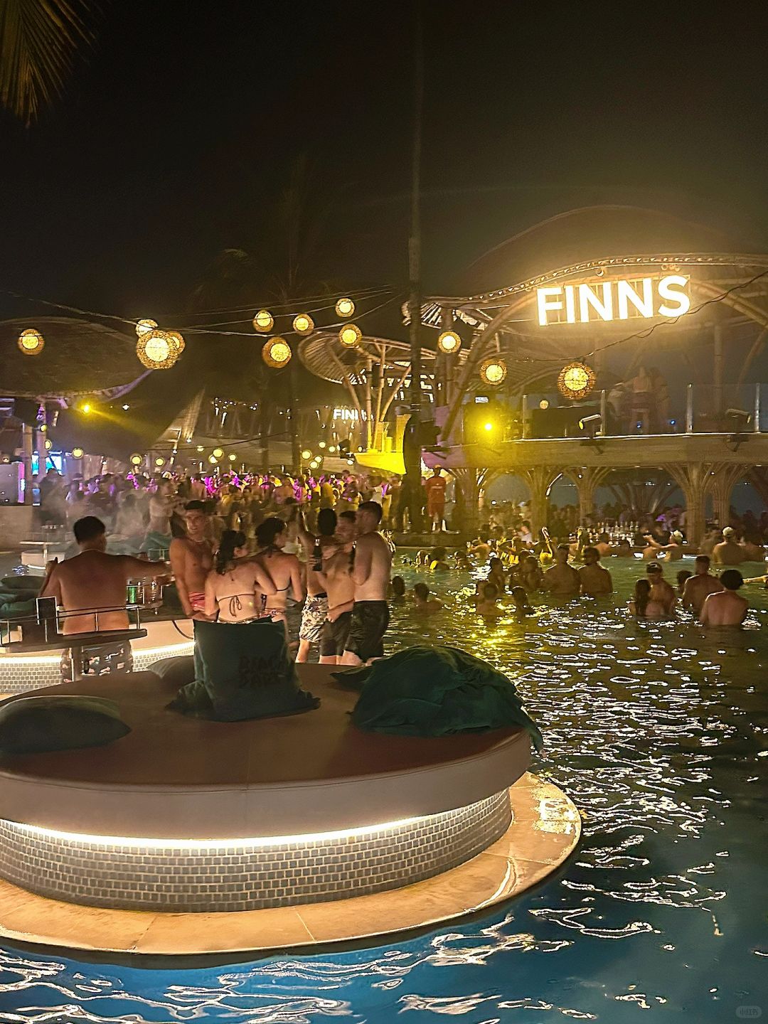 Bali-Finns Bar, the world's largest beach club, ?taste pinna colada and sex on the beach wine