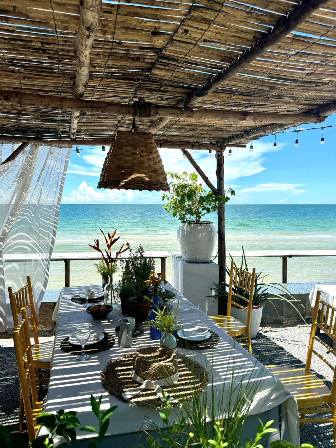 Hua Hin-Chom Kluen, a beachfront resort-style cafe in Hua Hin, this is the life of travel