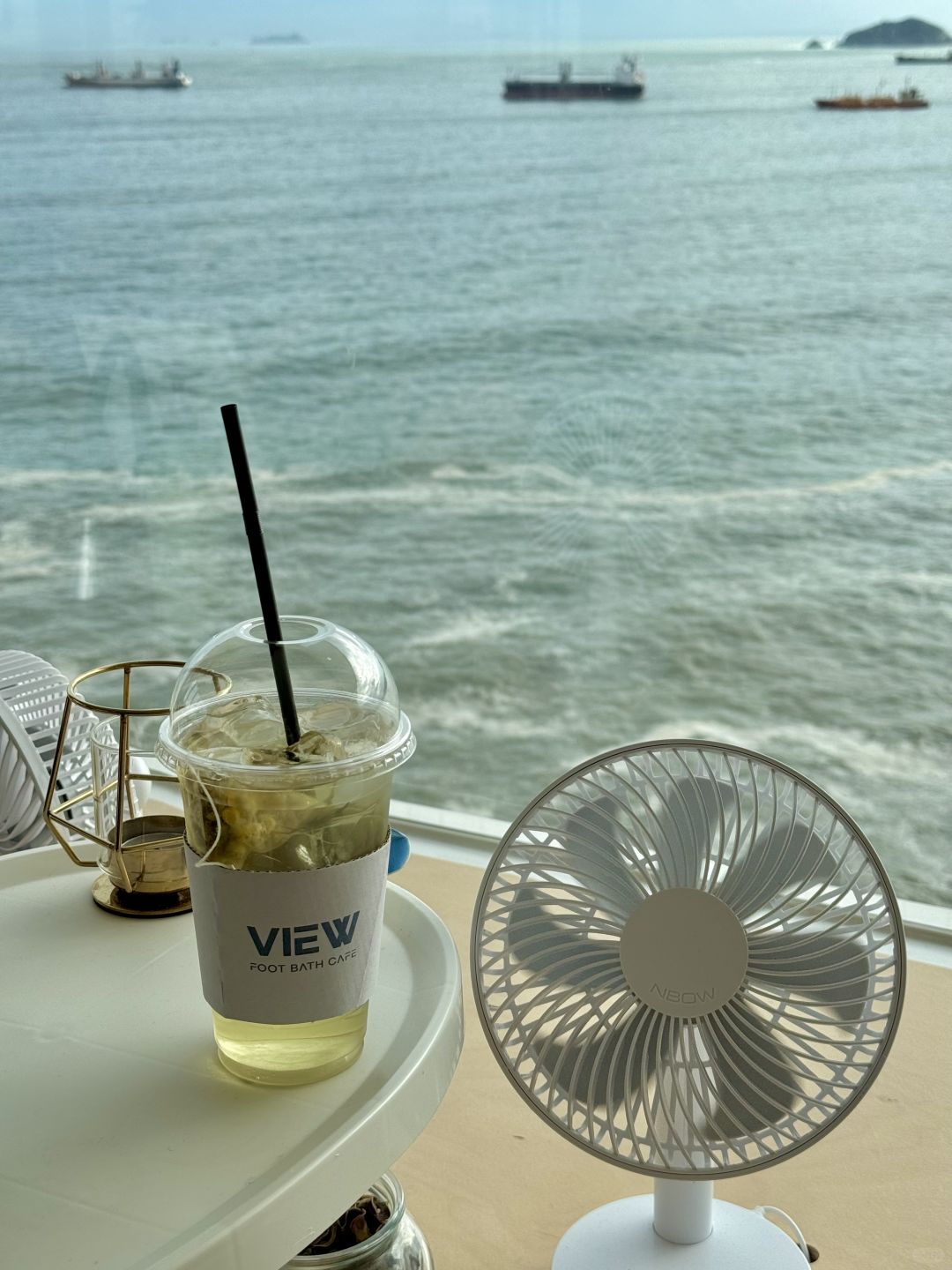 Busan/Jeju-Foot bath cafe view, a cafe where you can soak your feet in the white shallow beach of Busan