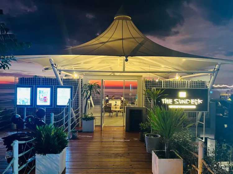 Phuket-The Sundeck cliff restaurant in Phuket, ?️order a glass of wine and enjoy the sunset on Kata Beach