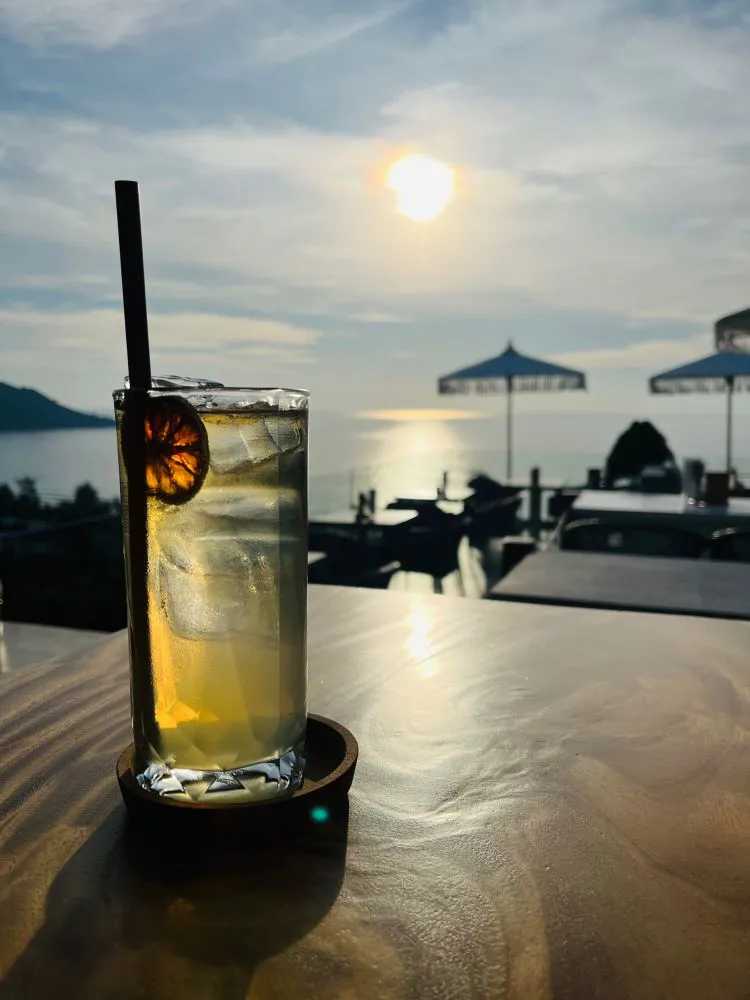 Phuket-The Sundeck cliff restaurant in Phuket, ?️order a glass of wine and enjoy the sunset on Kata Beach