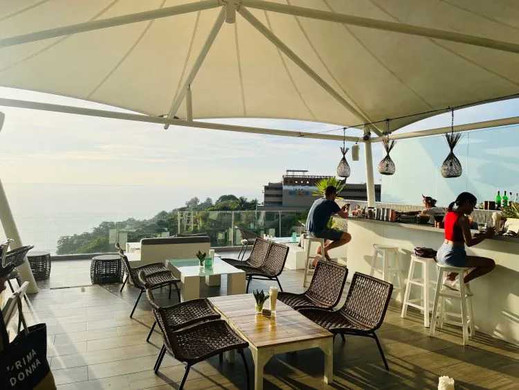 Phuket-The Sundeck cliff restaurant in Phuket, ?️order a glass of wine and enjoy the sunset on Kata Beach