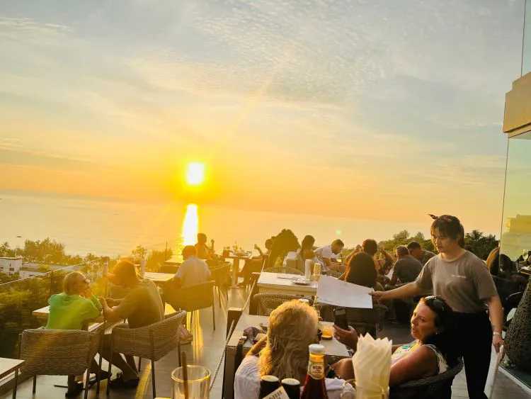 Phuket-The Sundeck cliff restaurant in Phuket, ?️order a glass of wine and enjoy the sunset on Kata Beach