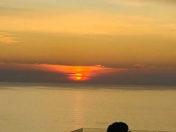 Phuket-The Sundeck cliff restaurant in Phuket, ?️order a glass of wine and enjoy the sunset on Kata Beach