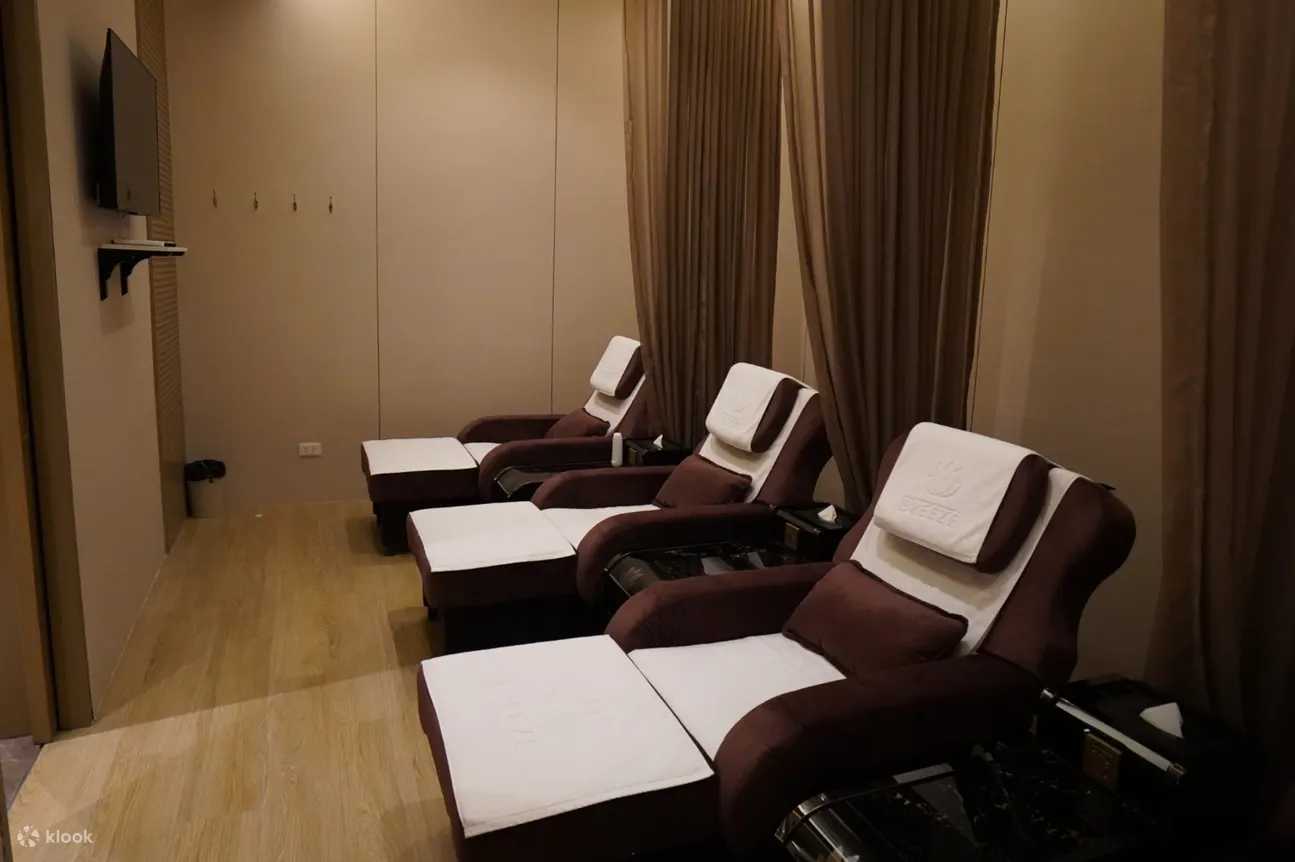 Manila/Luzon-Breeze Oriental Spa & Massage in Manila, hot and cold tea available at the reception area