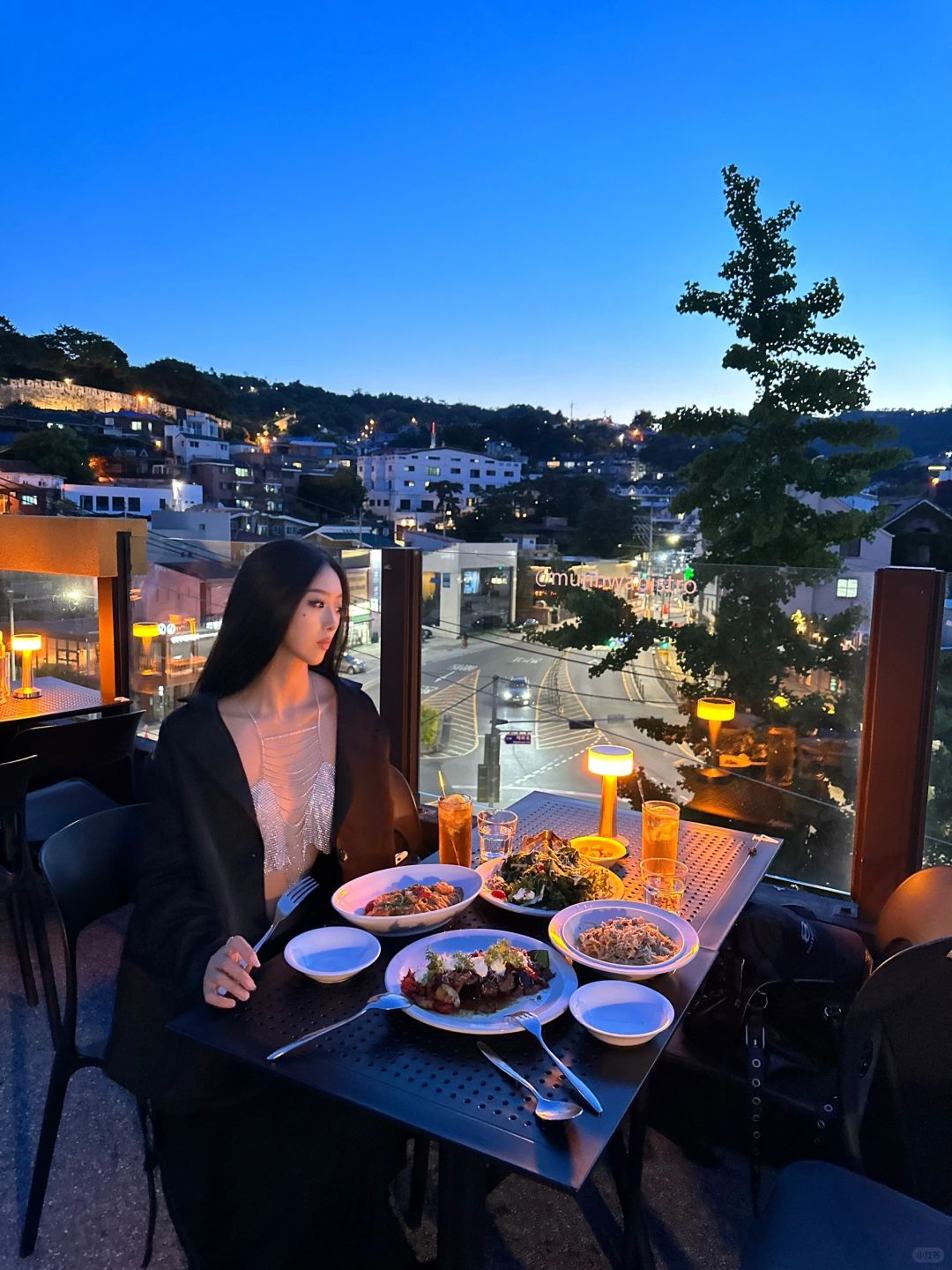 Seoul-Seoul rooftop bistro gourmet restaurant, the evening view after sunset is very beautiful