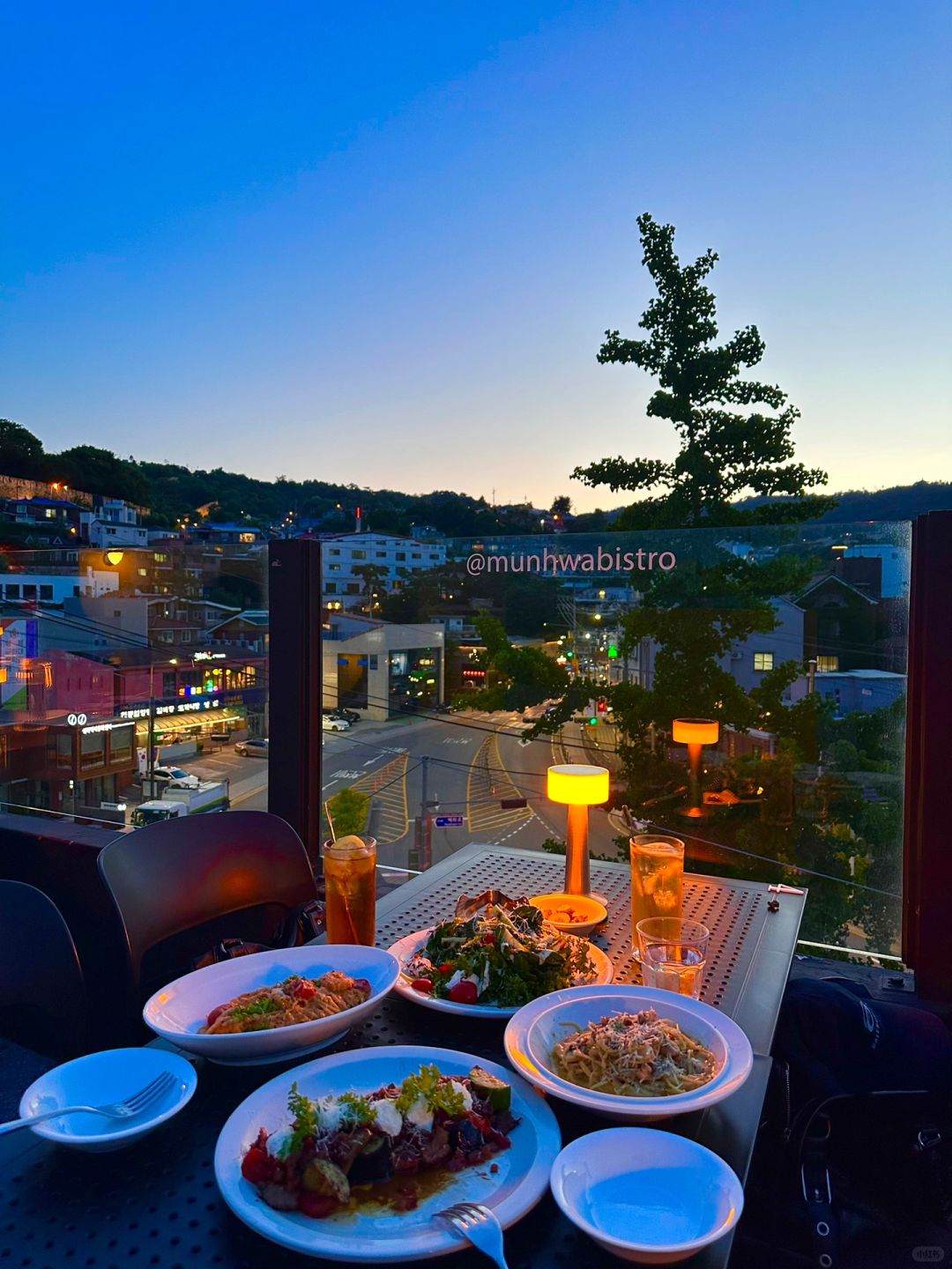 Seoul-Seoul rooftop bistro gourmet restaurant, the evening view after sunset is very beautiful