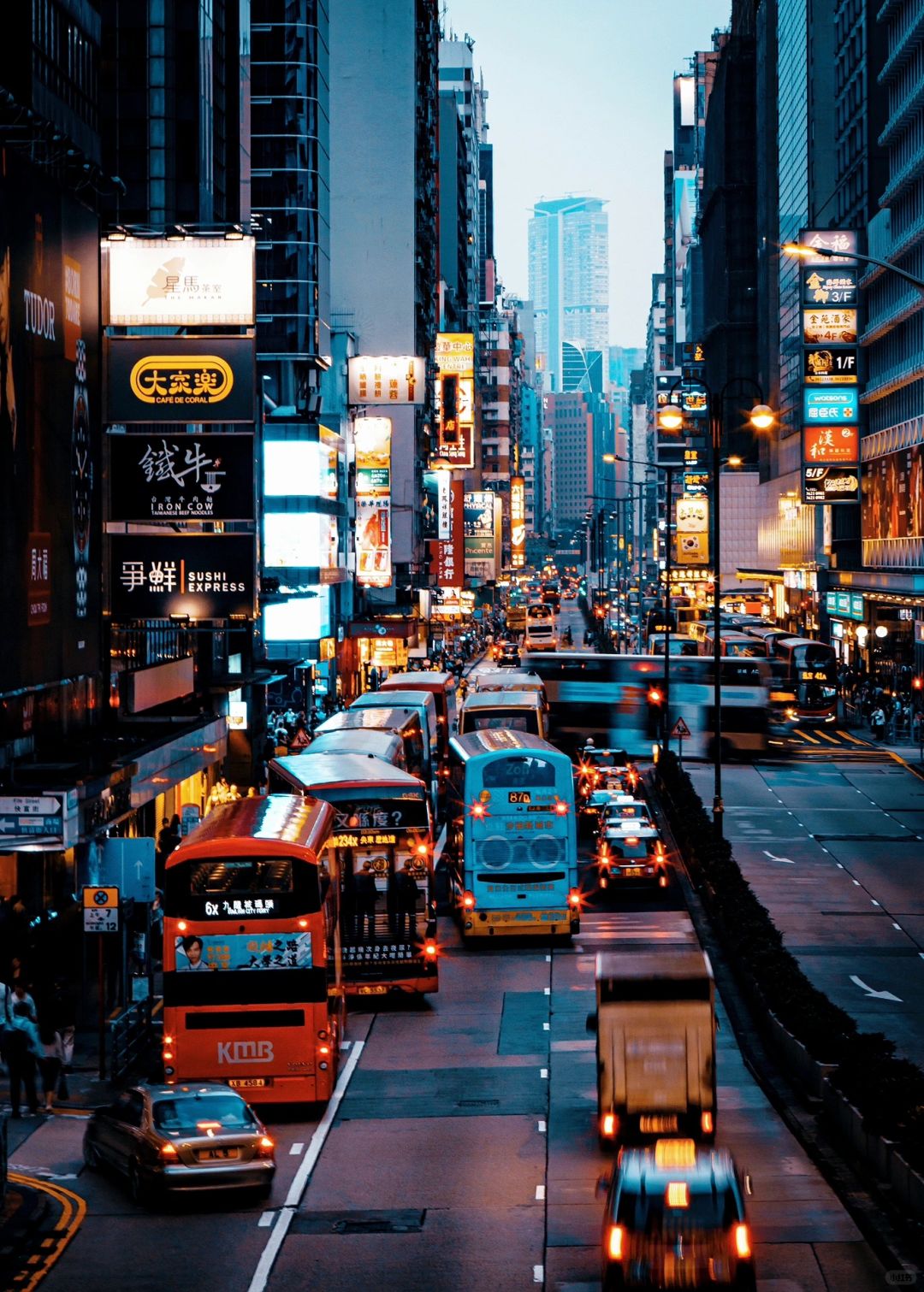 Hong kong-Experience the sunset ride and sightseeing bus in Hong Kong and explore the city at sunset