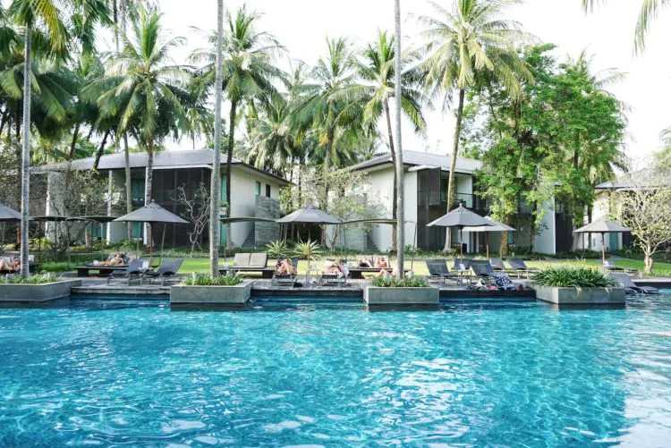 Phuket-Phuket Twin Palm Tree Resort, located adjacent to Surin Beach, offers a sea view restaurant and bar experience