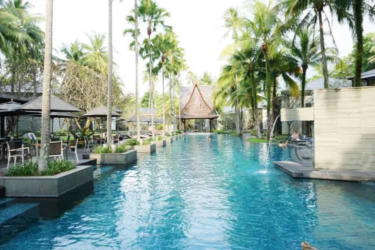 Phuket-Phuket Twin Palm Tree Resort, located adjacent to Surin Beach, offers a sea view restaurant and bar experience