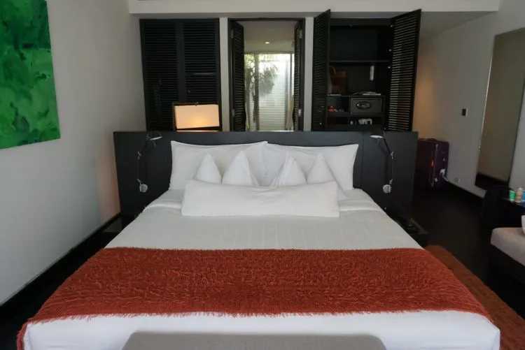 Phuket-Phuket Twin Palm Tree Resort, located adjacent to Surin Beach, offers a sea view restaurant and bar experience