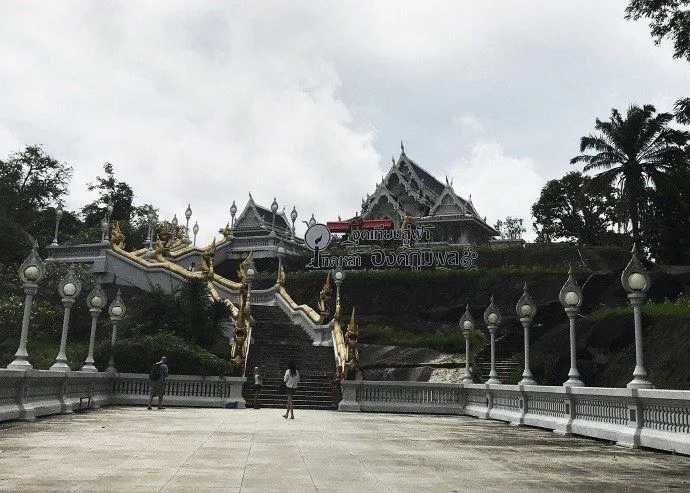 Krabi-The handrails on both sides of the steps at Wat Kerawaram in Krabi are golden dragons connected end to end.
