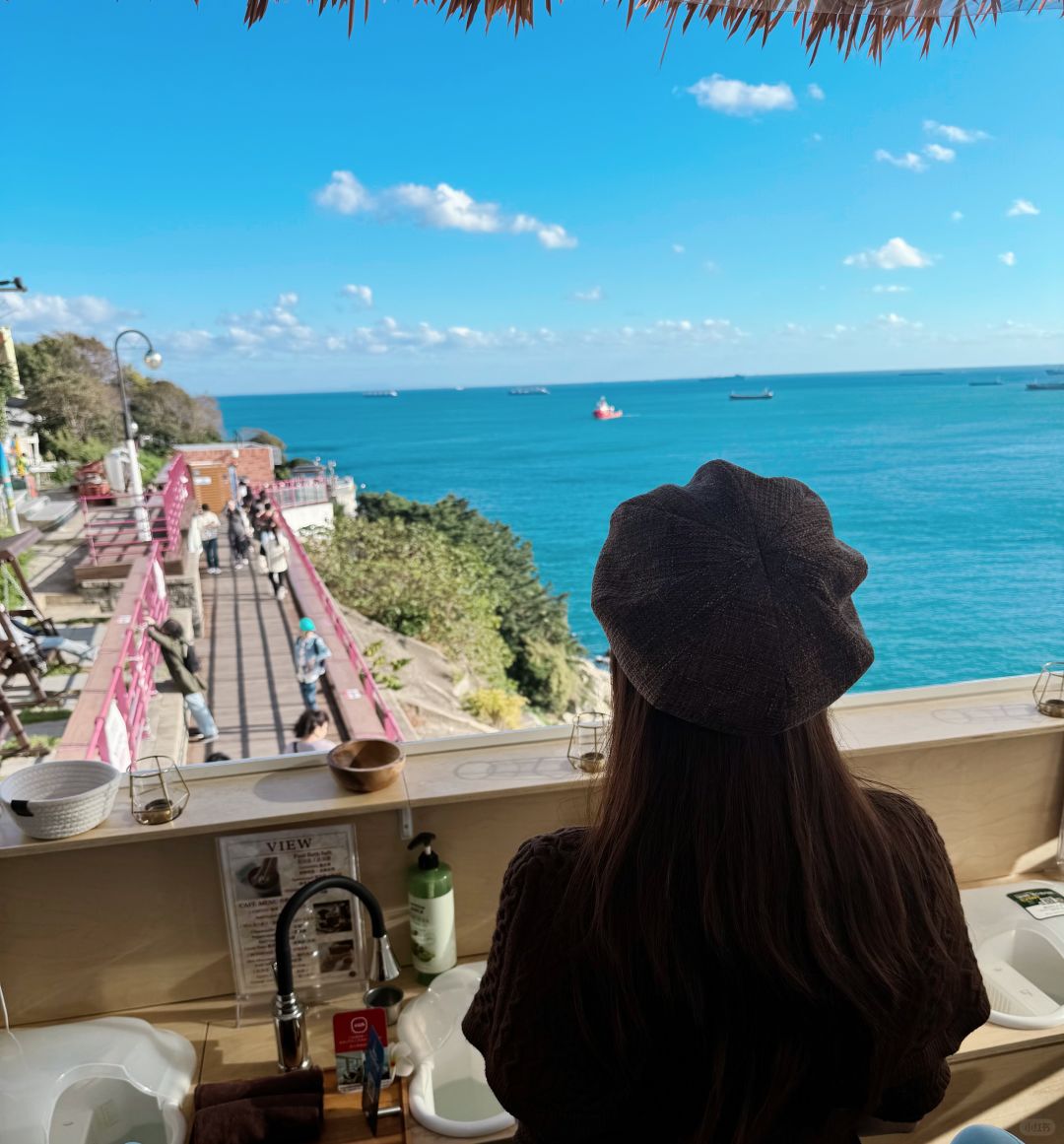 Busan/Jeju-Drinking coffee and getting a foot massage facing the sea in 카페임랑, Busan, South Korea