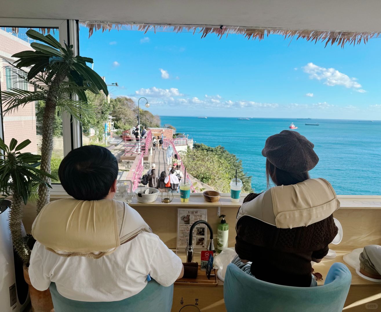 Busan/Jeju-Drinking coffee and getting a foot massage facing the sea in 카페임랑, Busan, South Korea