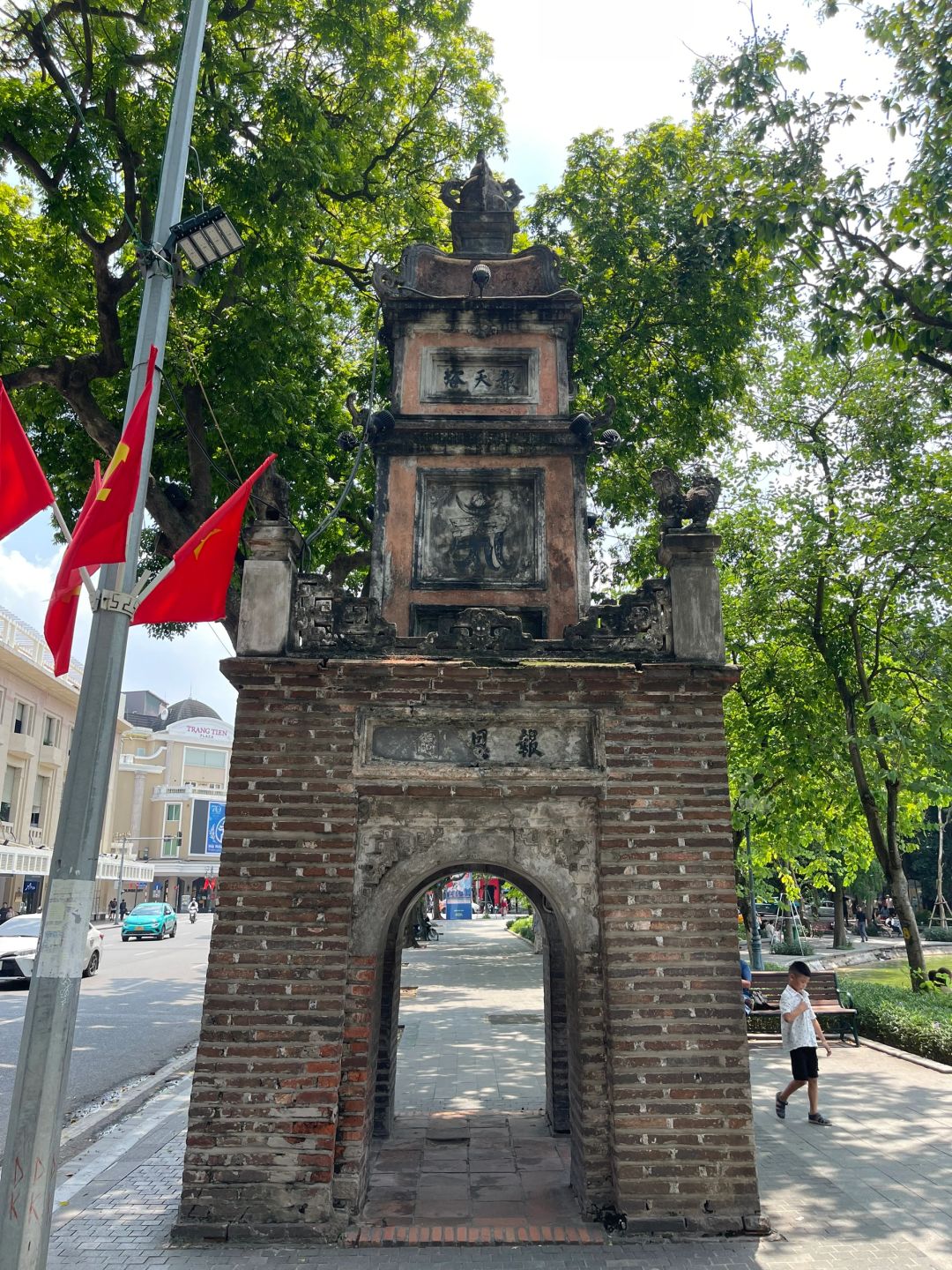 Hanoi-Hoan Kiem Lake, the island where Le Thai Tou returned his sword to the sacred turtle