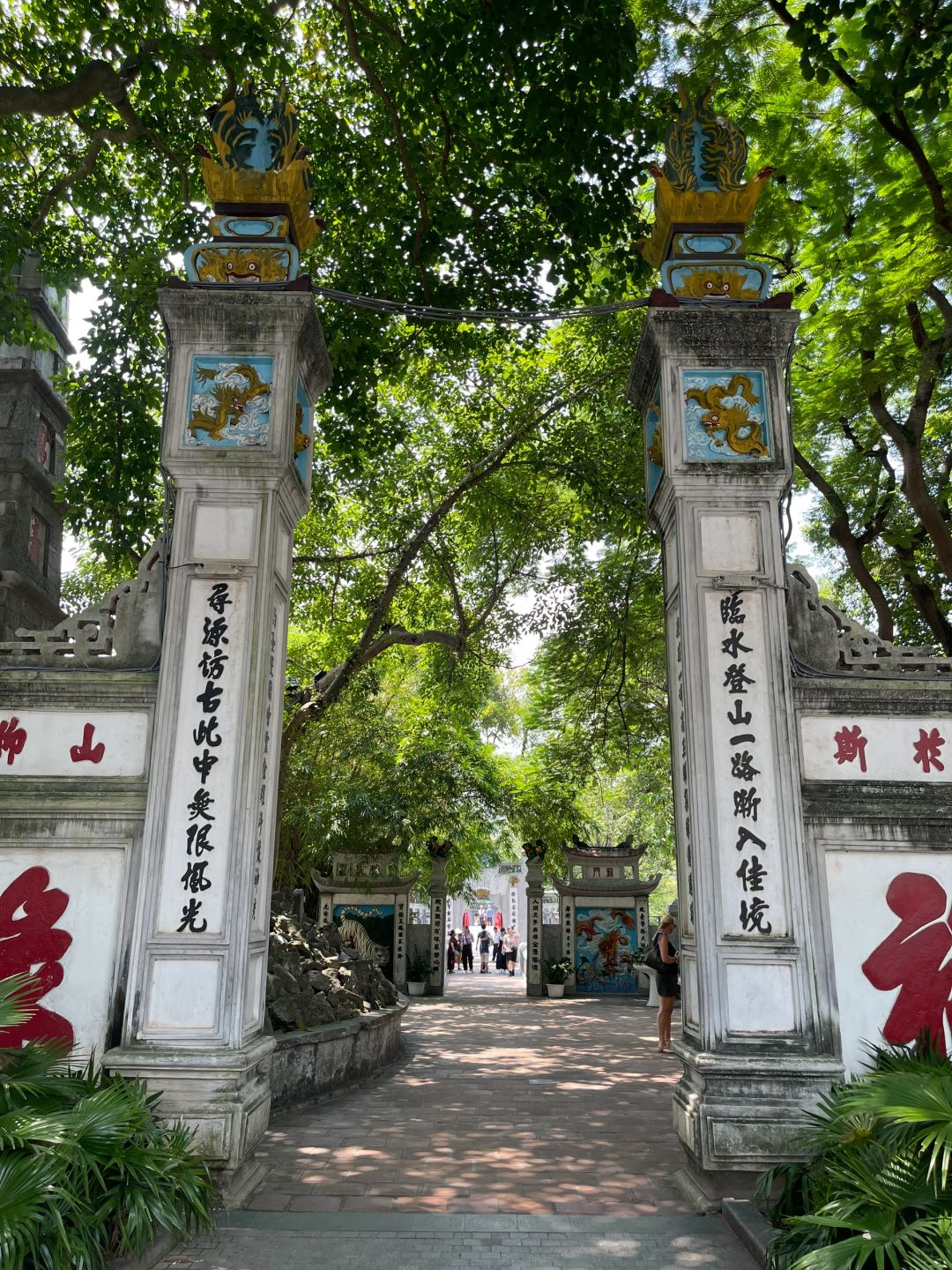 Hanoi-Hoan Kiem Lake, the island where Le Thai Tou returned his sword to the sacred turtle