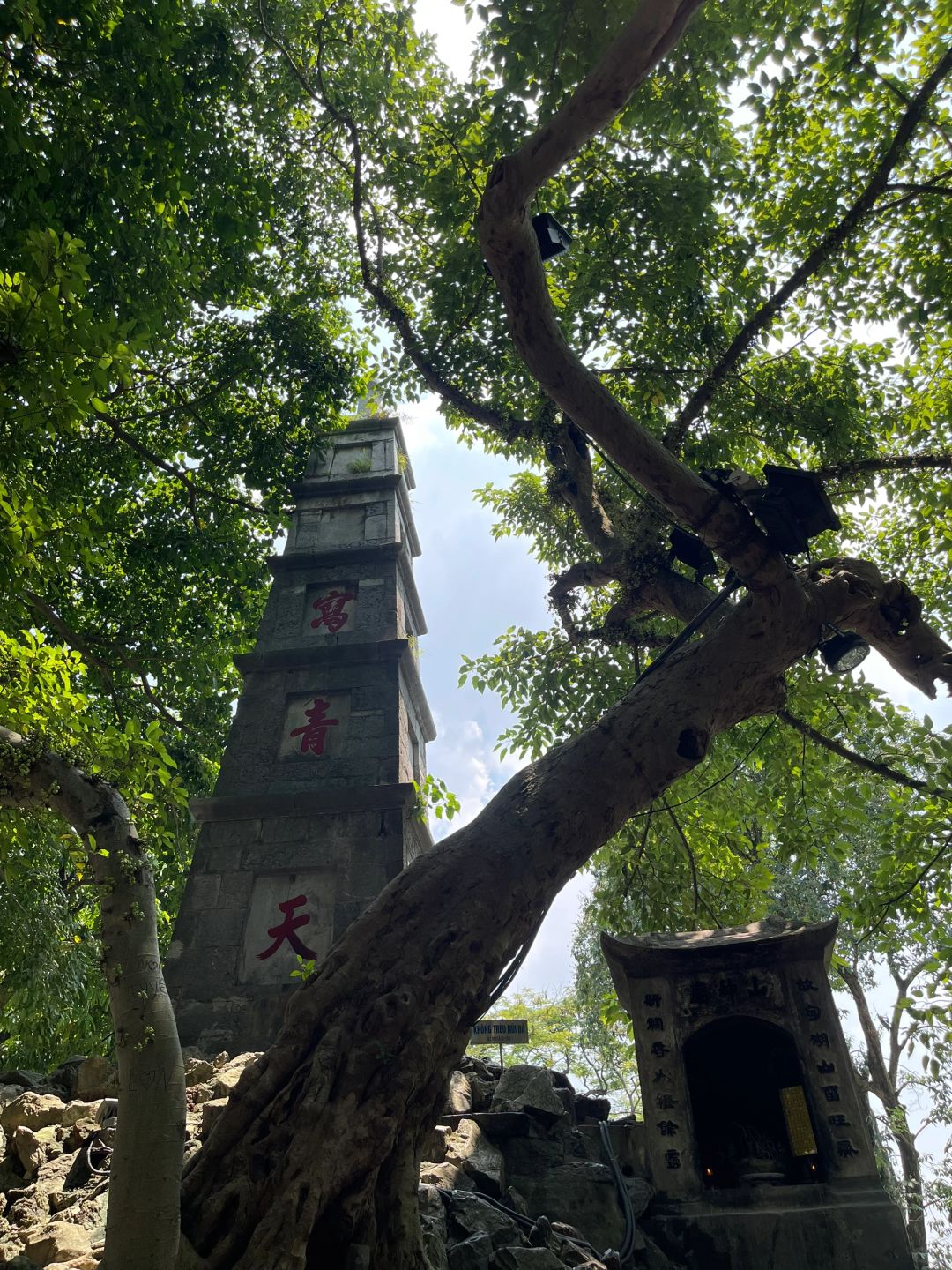 Hanoi-Hoan Kiem Lake, the island where Le Thai Tou returned his sword to the sacred turtle