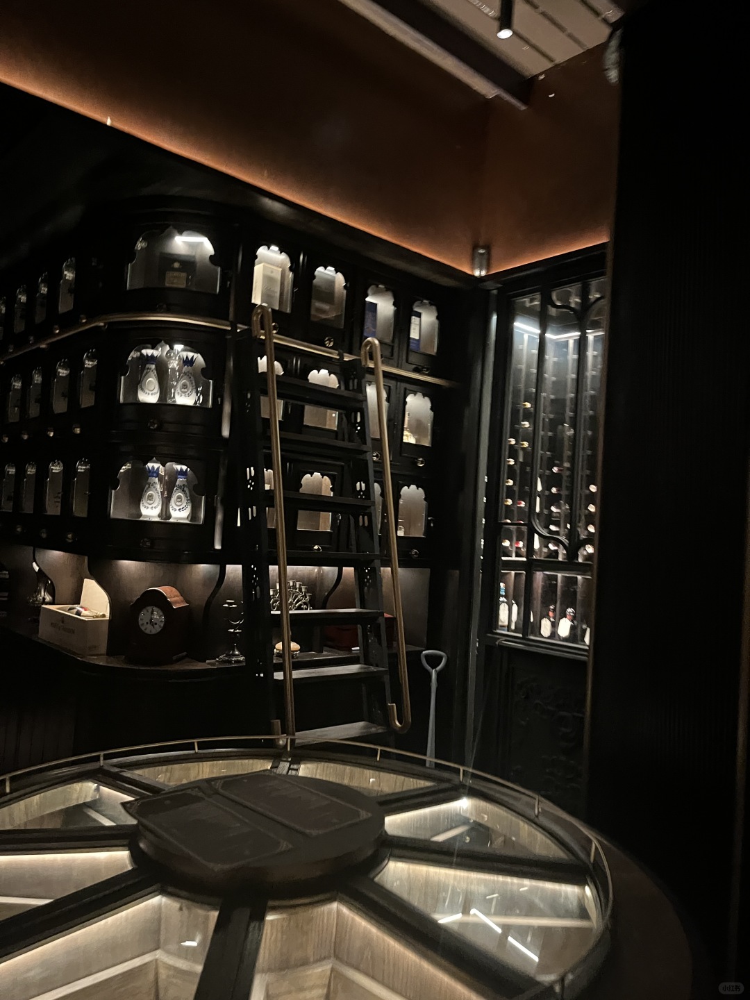 Jakarta-Izzy Social Club, Jakarta's Red Rose Restaurant, ?Experience the Ultimate Romance