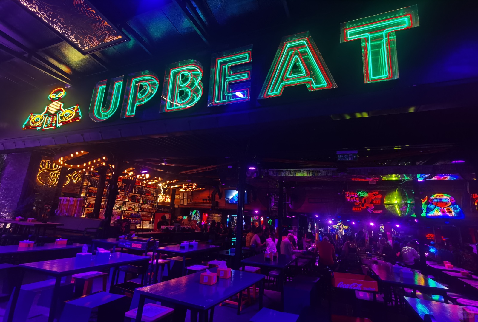 Krabi-Upbeat Bar, Ao Nang Beach, Krabi, at 10:20 pm, the resident singer started singing live
