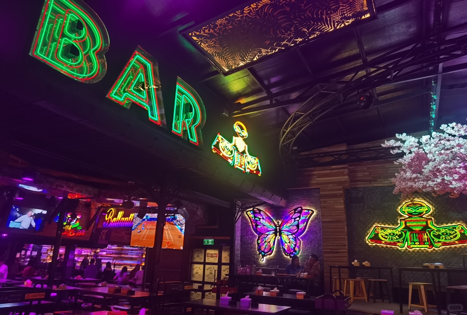Krabi-Upbeat Bar, Ao Nang Beach, Krabi, at 10:20 pm, the resident singer started singing live