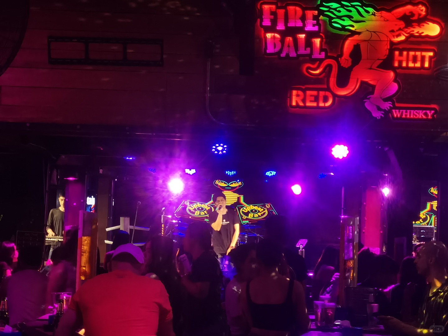 Krabi-Upbeat Bar, Ao Nang Beach, Krabi, at 10:20 pm, the resident singer started singing live