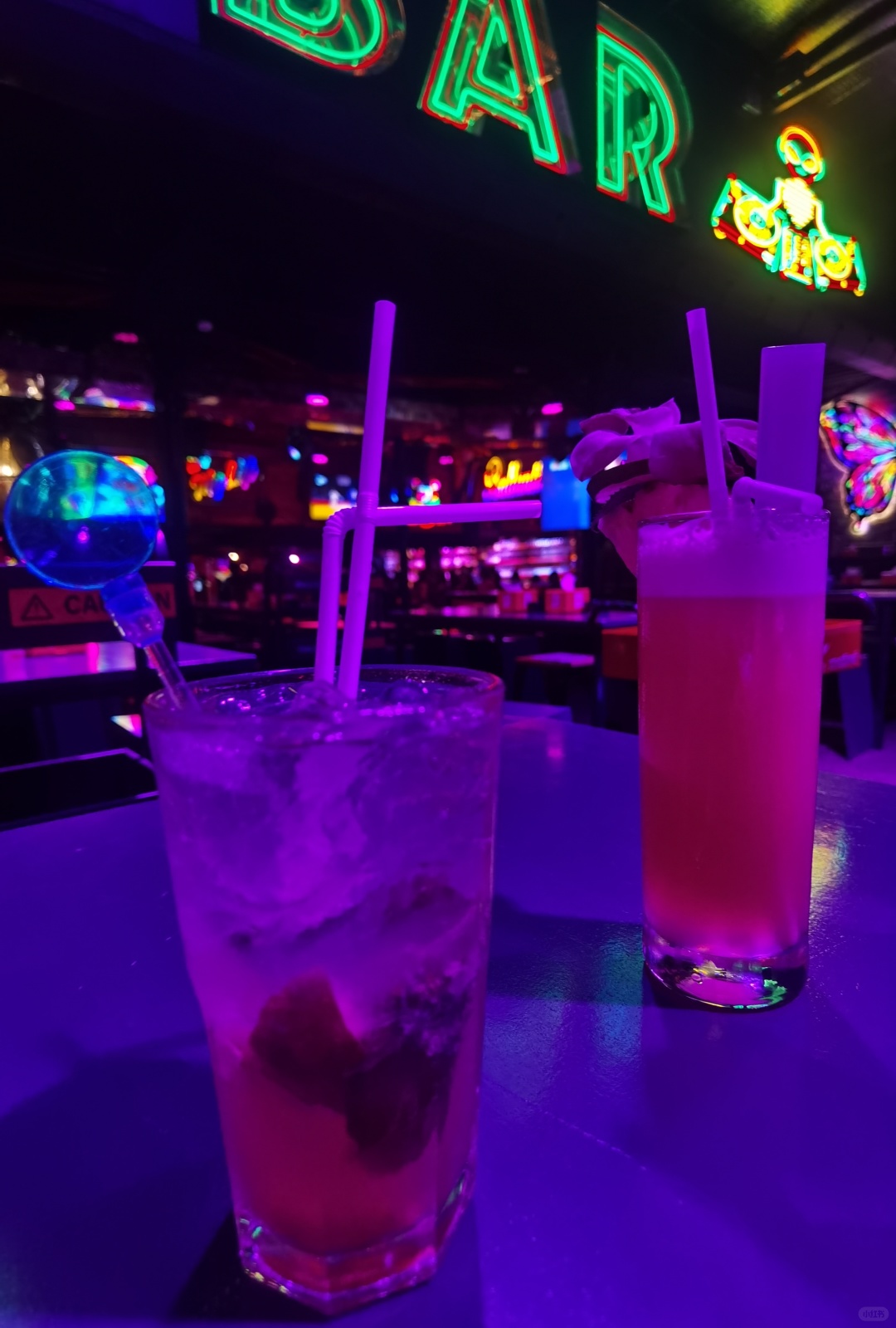 Krabi-Upbeat Bar, Ao Nang Beach, Krabi, at 10:20 pm, the resident singer started singing live