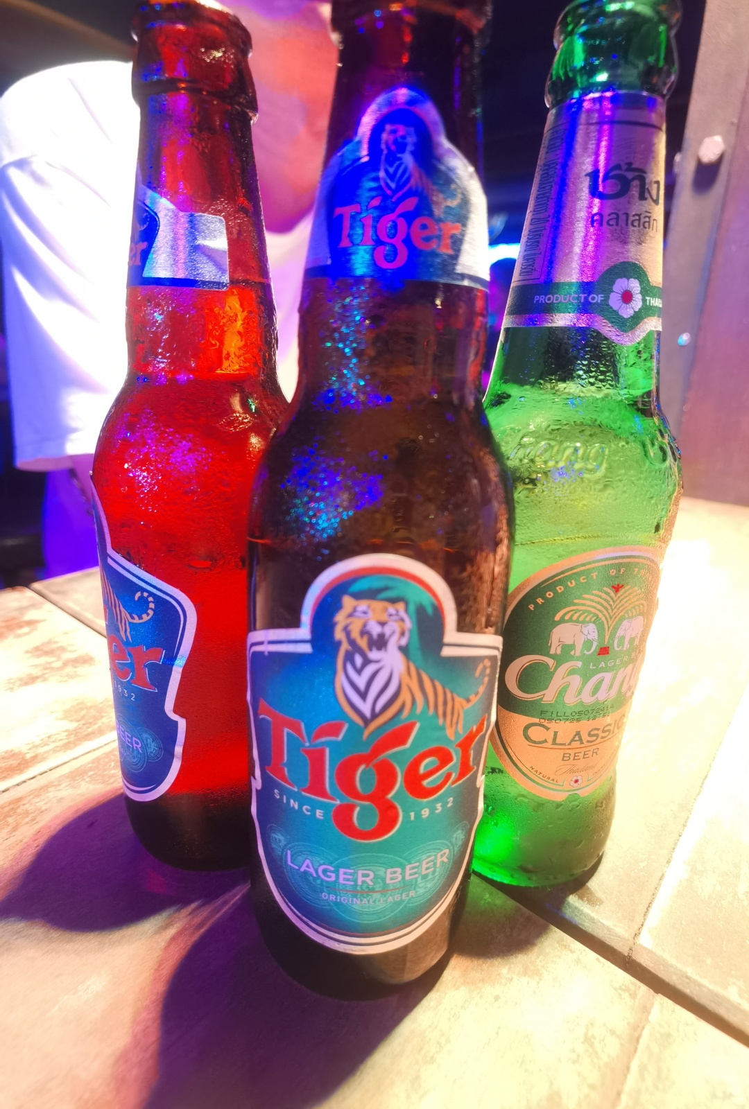 Krabi-Upbeat Bar, Ao Nang Beach, Krabi, at 10:20 pm, the resident singer started singing live