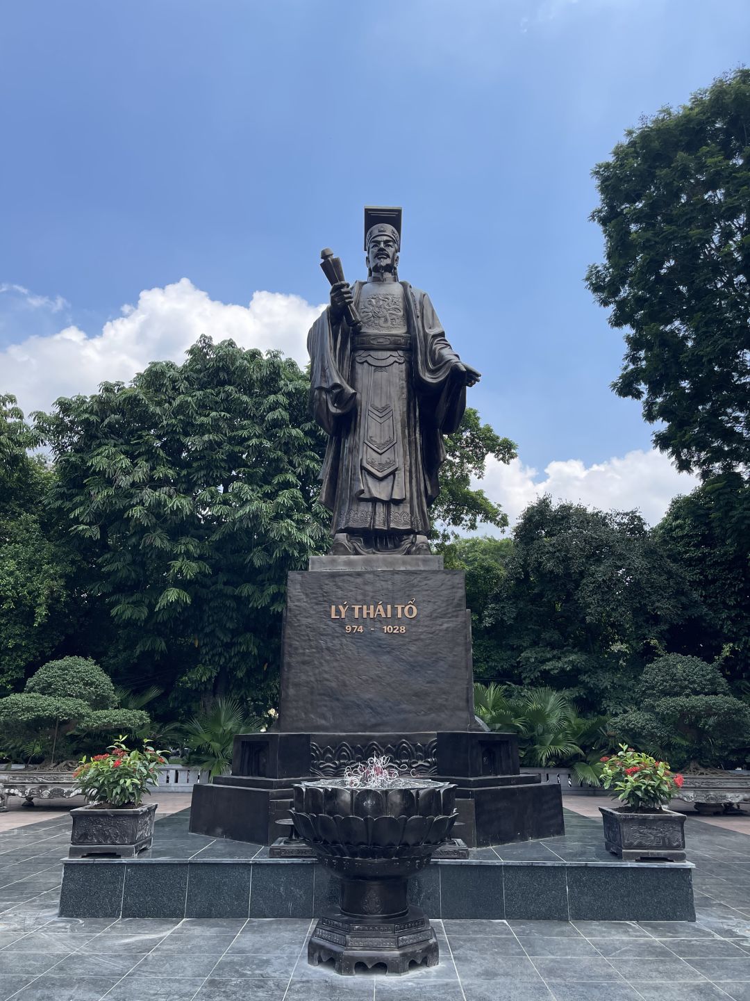 Hanoi-Hoan Kiem Lake, the island where Le Thai Tou returned his sword to the sacred turtle