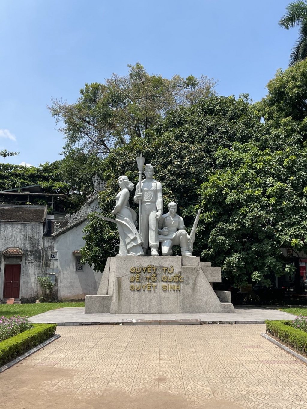Hanoi-Hoan Kiem Lake, the island where Le Thai Tou returned his sword to the sacred turtle